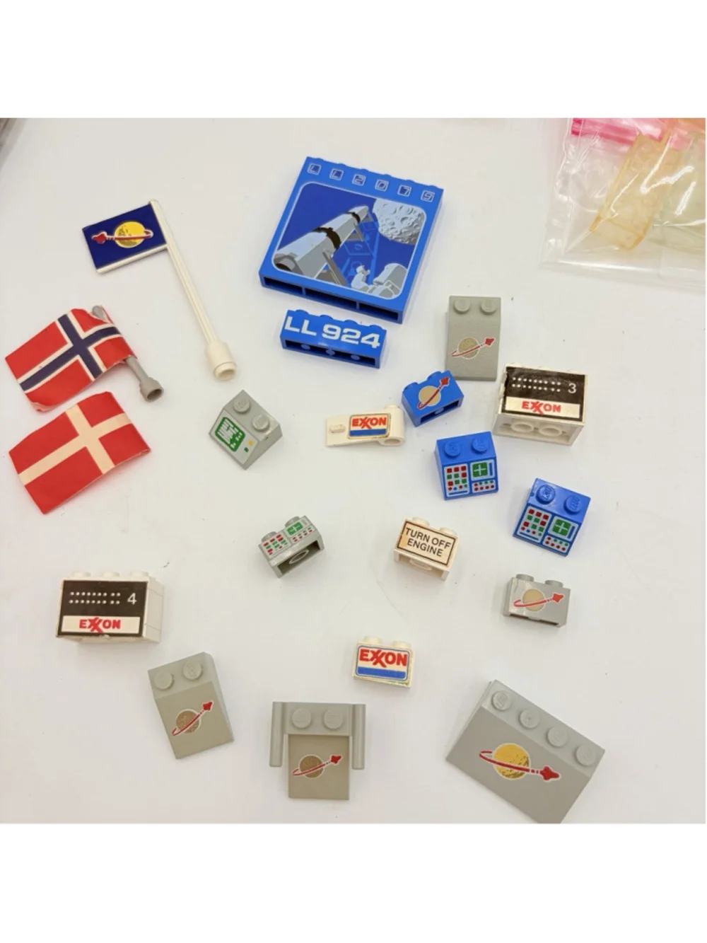 LEGO Classic Space Lot 9 Minifigs 4 Moon Baseplates Roadway LL924 Parts